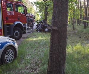 Śmiertelny wypadek pod Piłą. 20-latek z pasażerami huknęli w drzewo [ZDJĘCIA].