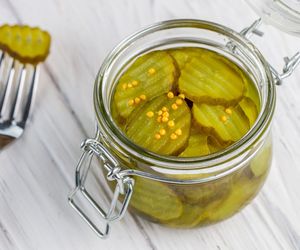 Szwedzka sałatka z ogórków: przepis na ogórki do słoika