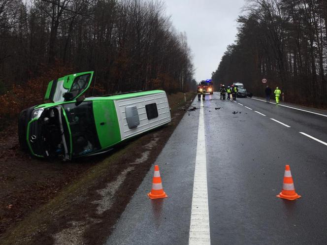 Zderzenie busa i samochodu. Trzy osoby ranne