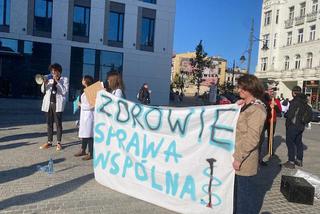 Wybraliśmy medycynę, a nie administrację! Studenci z Łodzi właczają się w protest medyków 