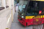 Łódź. Tramwaj wykoleił się po zderzeniu z autem. Zatrzymał się kilkanaście centymetrów przed budynkiem