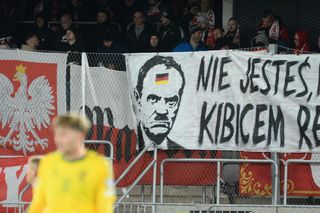 Skandaliczny transparent z Donaldem Tuskiem na meczu w Kownie