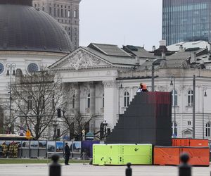 Pomnik smoleński oblany sztuczną krwią