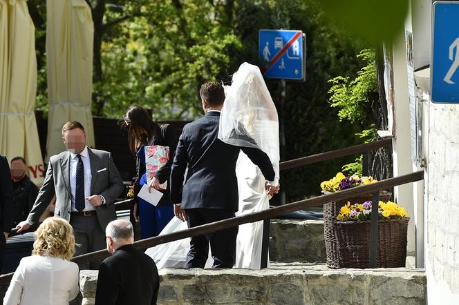 Posłowie Moskal i Kanthak na ślubnym kobiercu. Takie garnitury wybrali