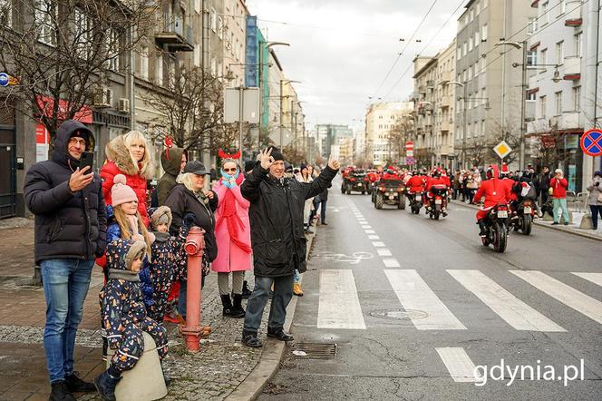 Mikołajkowa parada przejechała ulicami Trójmiasta! Nie zabrakło elfów i śnieżynek 