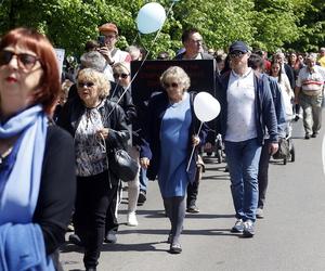 Marsz dla Kamilka z Częstochowy. Tłum skanduje: „Odpowiecie za to”, „Mordercy” pod siedzibą MOPS