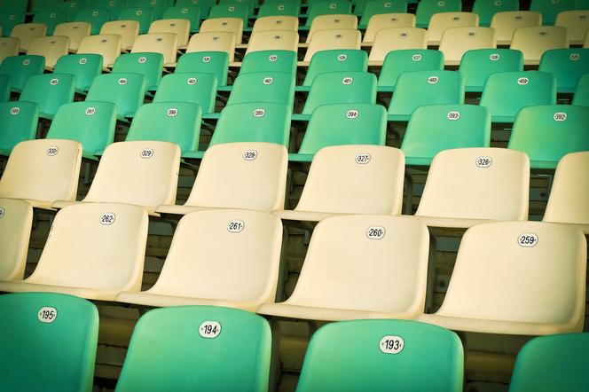 Policja szuka osób, które odpaliły race podczas meczu na stadionie Stali