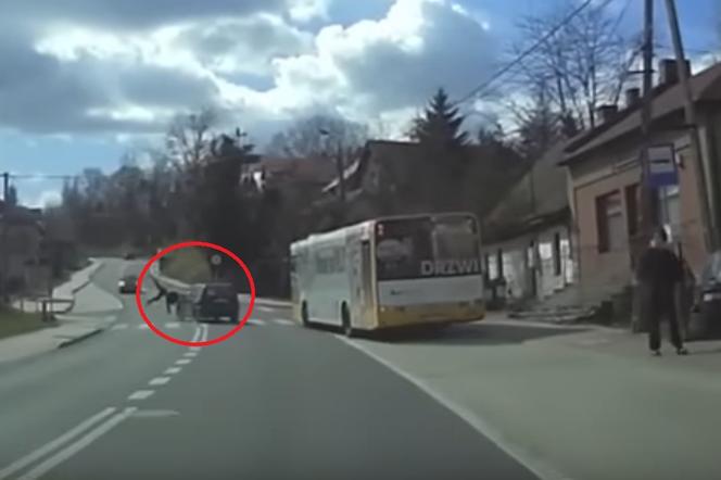 Bielsko-Biała: Samochód potrącił 13-latkę na przejściu. Nagranie mrozi krew w żyłach
