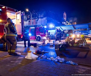 Pożar w Ząbkach. Strażacy przeszukują pogorzelisko