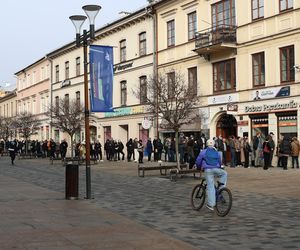 W centrum Lublina ustawiają się długie kolejki po pączki!