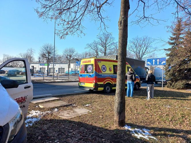 "Dzwon" przed wiaduktem w Lesznie. Kolizja białych firmowych aut [ZDJĘCIA]