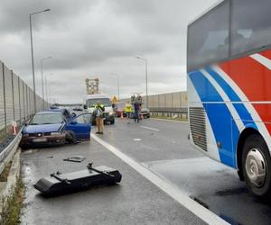 Zderzenie autobusu z samochodem osobowym na drodze S3. Cztery osoby zostały poszkodowane!