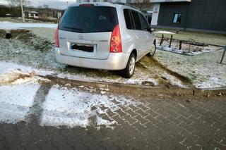 Pirat drogowy urwał koło przed komendą i uciekł. Nie zgadniesz, gdzie się schował