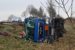 Cysterna z płynnym asfaltem wypadła z drogi