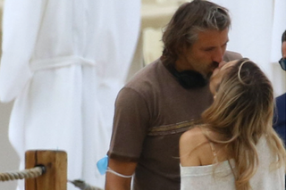 Joanna Koroniewska i Maciej Dowbor całują się na plaży. To, co aktorka zrobiła później, może być dla Was zaskoczeniem [MAMY ZDJĘCIA]