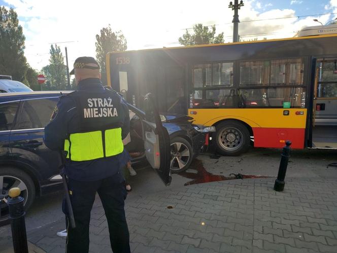 Kolizja autobusu z samochodem osobowym