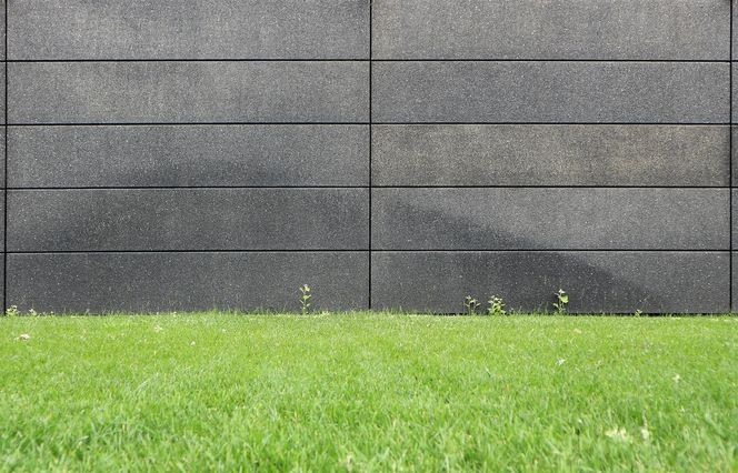 Betonowe ogrodzenie może być nowoczesne lub tradycyjne