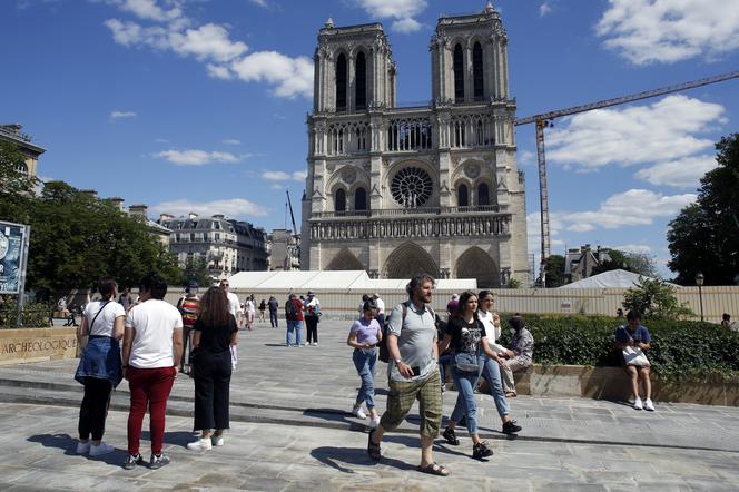 Notre Dame. Dziedziniec gotowy dla turystów 