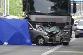 Ciężarówka zmiażdżyła bok małego seicento. 65-latka zginęła na miejscu