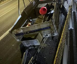 Wypadek na autostradzie A4. Samochód zderzył się z nieoświetloną przyczepką