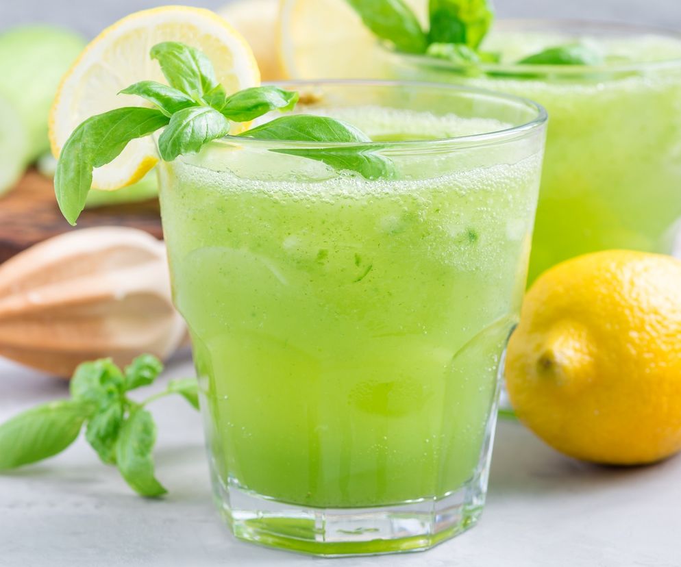 Lemoniada bazyliowo-cytrynowa – prosty sposób na przyjemne orzeźwienie