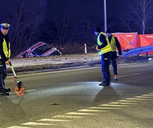 Tragiczny wypadek na Mazowszu. Karetka na sygnale dachowała w rowie. Jeden ratownik zginął na miejscu