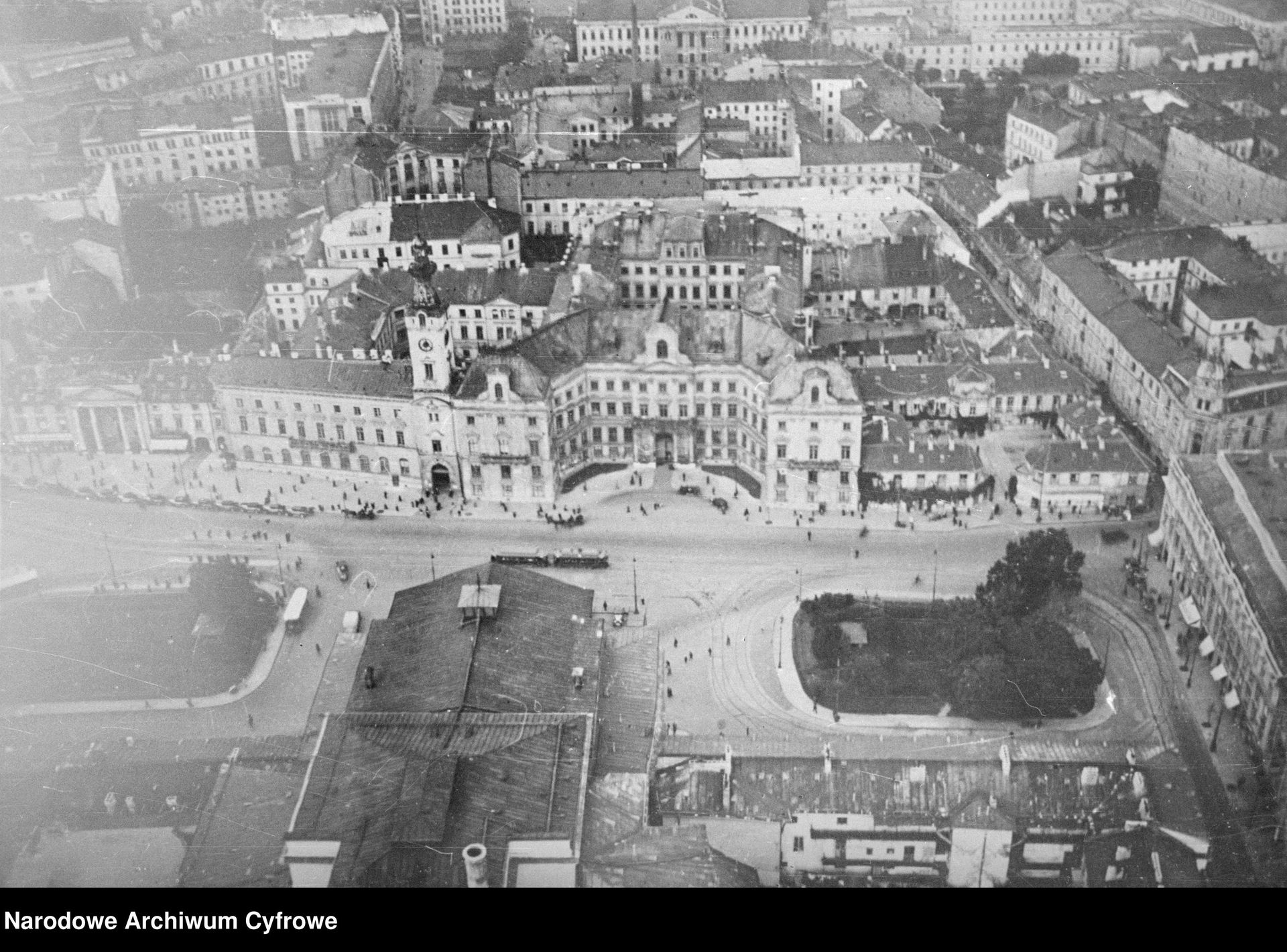 Archiwalne zdjęcia Placu Teatralnego i Pałacu Jabłonowskich