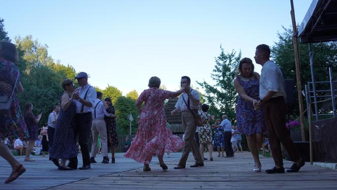 Sielanka na parkiecie w Muzeum Wsi Lubelskiej pod gołym niebem! Za nami kolejna potańcówka w rytmie miejskiego folkloru z Warszawy i Lwowa