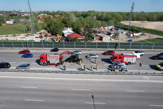  Gigantyczna kraksa pięciu samochodów na moście Południowym. Auto wjechało na dach drugiego!