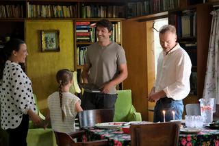 	M jak miłość, odc. 1763. Dima (Michaił Pszeniczny), Nadia (Mira Fareniuk), Magda (Anna Mucha), Andrzej Budzyński (Krystian Wieczorek)