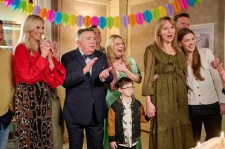 Na Wspólnej, odc. 4000. Włodek (Mieczysław Hryniewicz), Monika (Sylwia Gliwa), Renata (Marta Jankowska), Ludzik (Gustaw Marczak), Żaneta (Anna Guzik), Mania (Zuzanna Kaszuba), (Mariusz Słupiński), Wojtek (Wojciech Błach)