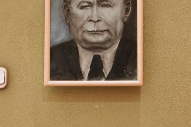 1. Portrety prezesa PiS na wystawie 35 twarzy Jarosława Kaczyńskiego