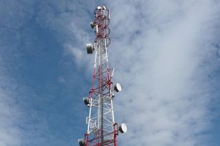 Młodzi ryzykanci wspięli się na maszt telekomunikacyjny. Małpowali filmiki z internetu