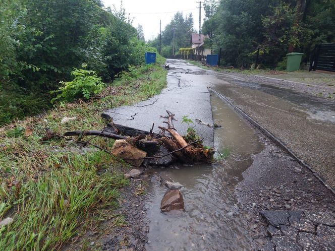 Zalane ulice i posesje. Trudna noc w gminie Goleszów w powiecie cieszyńskim