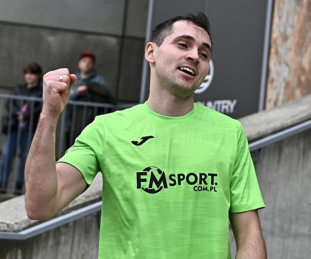 Dariusz Kołodziejczyk pobił REKORD GUINNESSA w podbijaniu piłką nożną, wchodząc po schodach