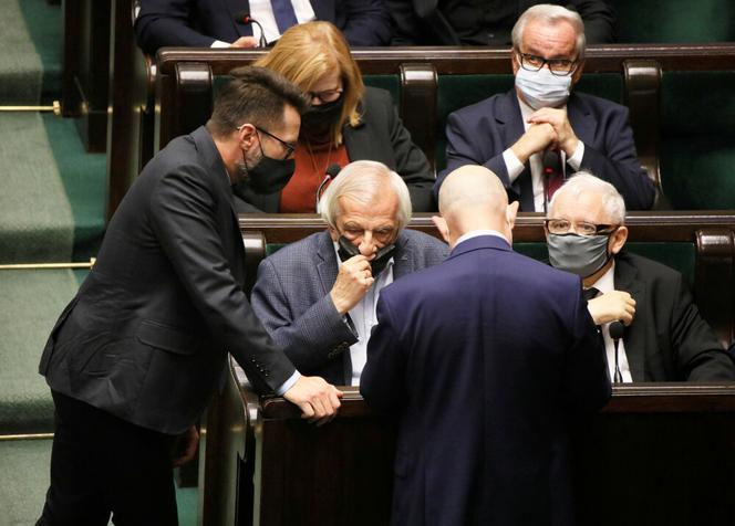 Tak maseczkę w Sejmie nosił Ryszard Terlecki. Teraz ma koronawirusa