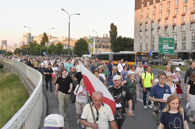 80. rocznica Powstania Warszawskiego. Wanda Traczyk-Stawska namawia do wybaczenia, a tłum skanduje: „Niemcy to mordercy”