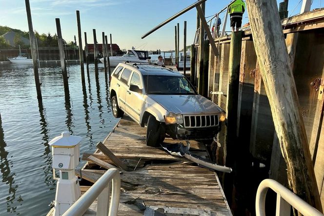 Pomylił gaz z hamulcem i zaparkował na molo