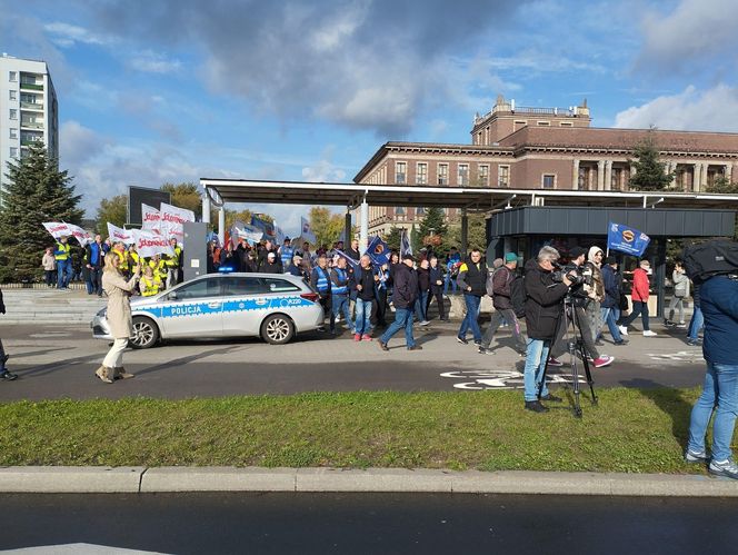 Hutnicy i koksownicy wyszli na ulice w Dąbrowie Górniczej. Apel do rządu o ratunek dla branży i tysięcy miejsc pracy