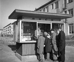 QUIZ PRL. Szybko, tanio i po drodze. Czy pamiętasz, co kupowałeś w kioskach Ruchu? 