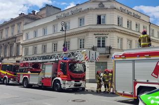 Malutkie dziecko chodziło po parapecie na drugim piętrze kamienicy. Wstrząsające sceny w Warszawie
