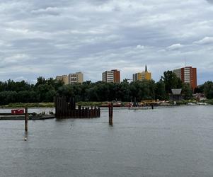 Warszawa: trwa budowa mostu pieszo-rowerowego przez Wisłę