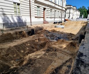 Rozkopanie dużego skrzyżowania odsłoniło fragmenty historii miasta Siedlce
