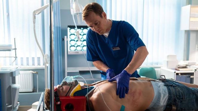 Na dobre i na złe, odcinek 824: Piotr umrze po wypadku? Tylko Michał może uratować Korbana przed śmiercią. Nie pozwoli Hani się do niego zbliżyć - ZDJĘCIA, ZWIASTUN