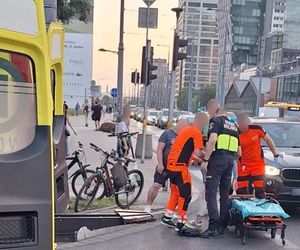 Była prawie pod domem, wpadła pod BMW. Groźny wypadek z udziałem rowerzystki