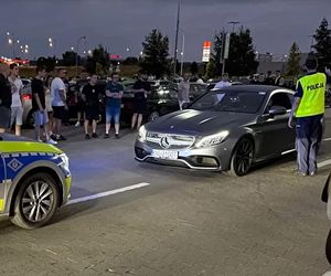 Kierowca mercedesa terroryzuje innych kierowców na autostradzie A4