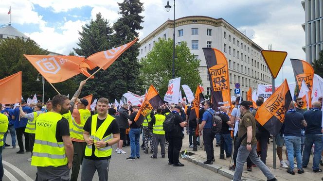 Protest hutników w Warszawie. Idą od Sejmu do Kancelarii Premiera
