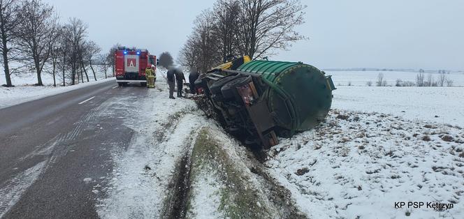 Wypadek pod Korszami. Osobówka i ciężarówka wpadły do rowu [ZDJĘCIA]