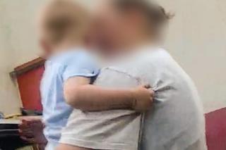 Chwile grozy na myjni. Dwulatek zatrzaśnięty w samochodzie