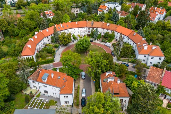 Warszawski Plac Słoneczny powstał jako zegar - godzinę miało pokazywać drzewo po środku. Zobacz zdjęcia małego osiedla